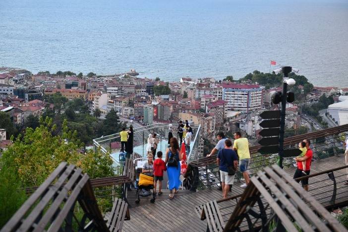 Trabzon'da yaz sıcağından bunalan vatandaşlar parklara akın ediyor 1